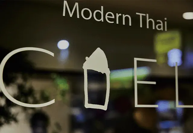 Modern Thaiのロゴがを映した店内内観