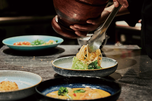 バンコク5つ星ホテル出身シェフによる本格的なタイ料理と日本の季節の食材が融合したモダンタイ料理を盛り付けています